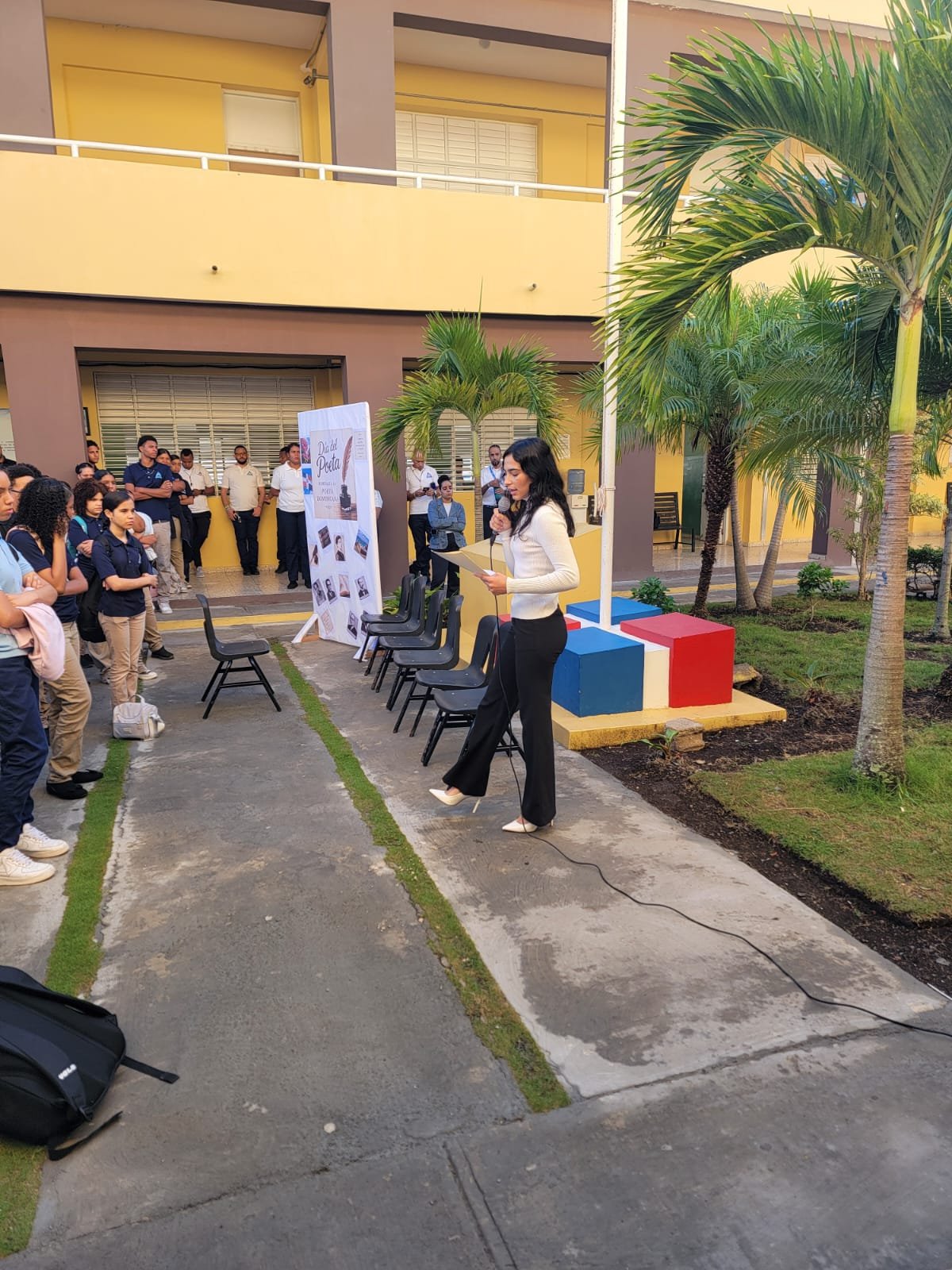La estudiante Darlín Yohanna Torres Batista conduce el acto como maestra de ceremonias frente al público