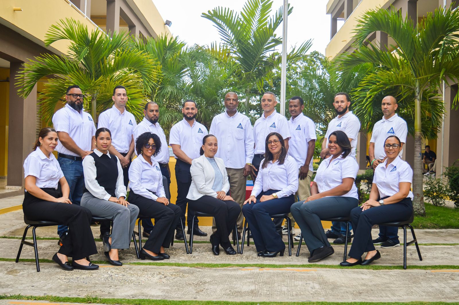 Equipo de docentes y personal del Politécnico Canadá en el patio del centro