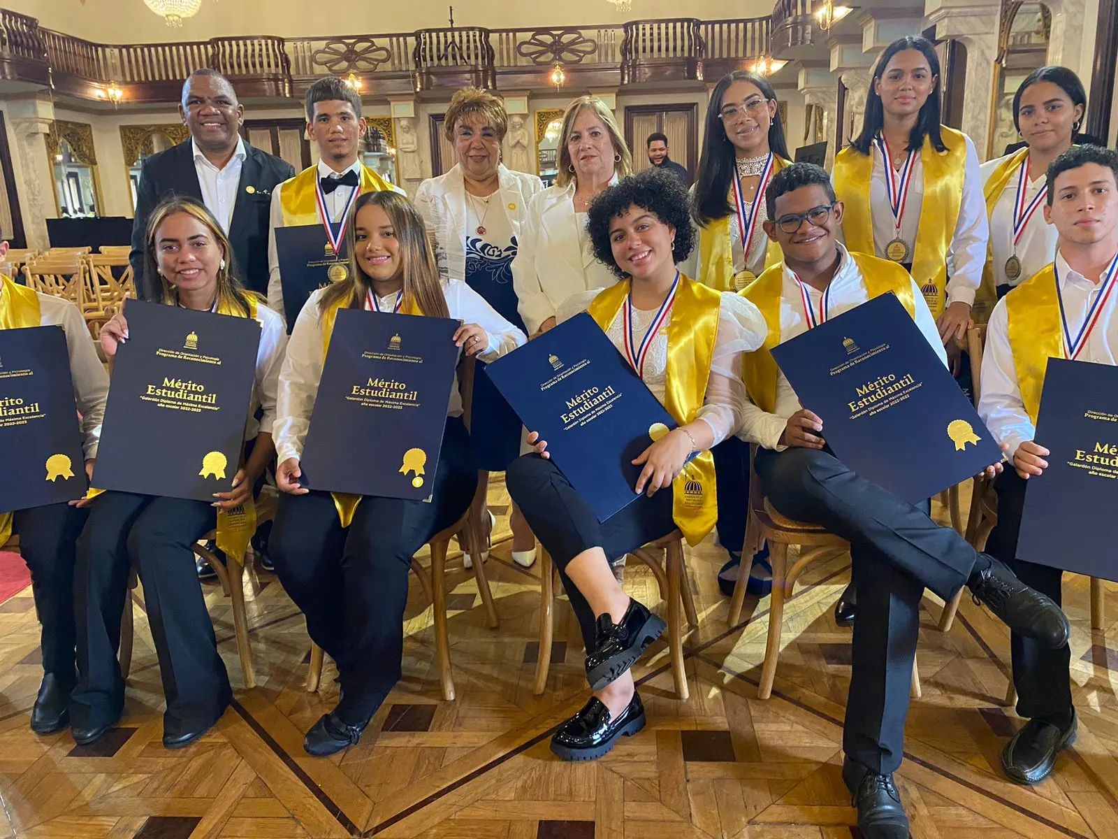Lía Rodríguez Collado recibe su reconocimiento en el Palacio Nacional