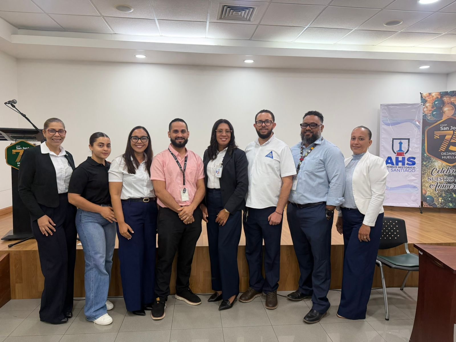 Maestros tutores del Politécnico Canadá junto a la tarima del encuentro con las empresas