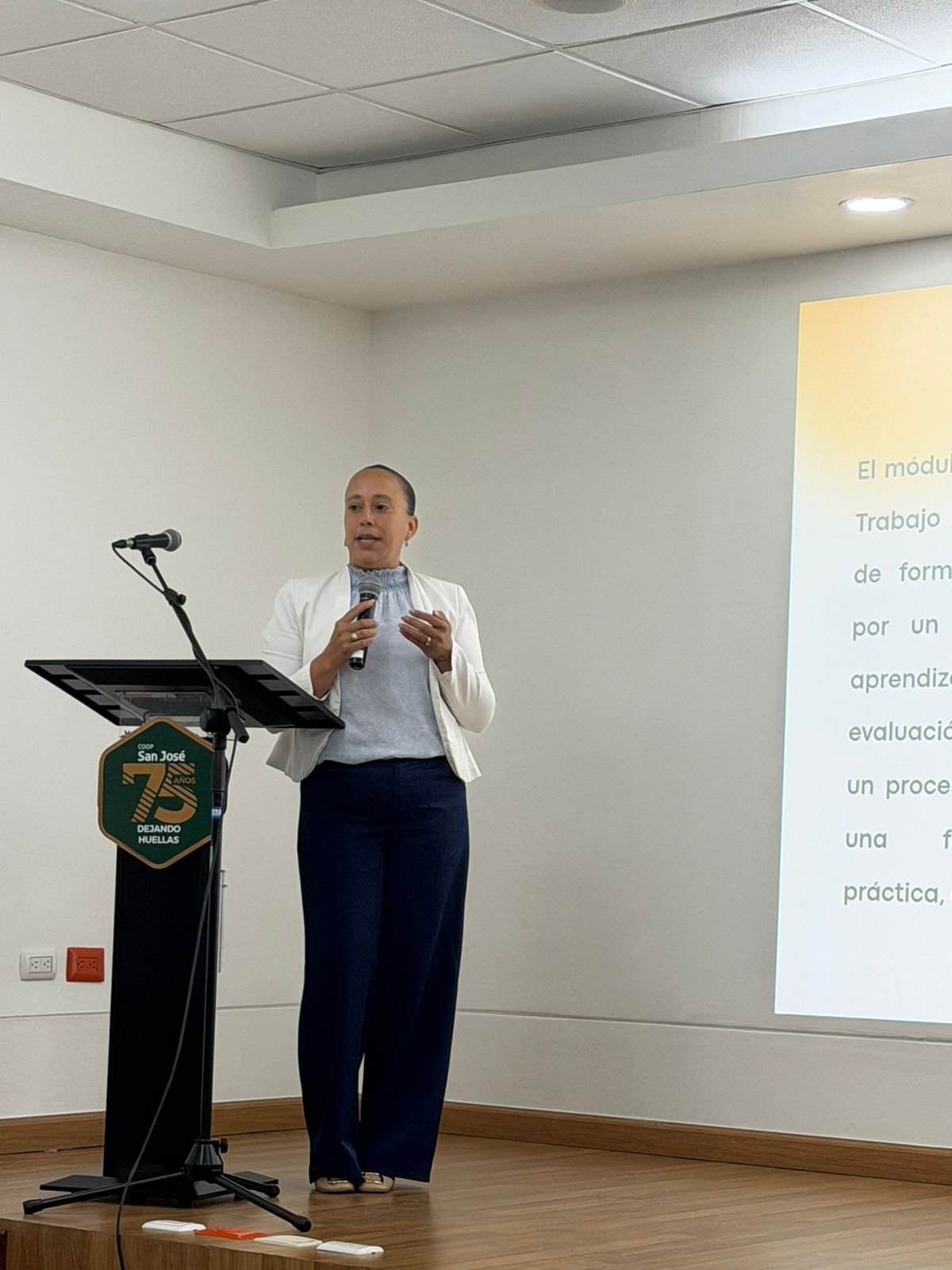 La coordinadora del área técnica, Yuderka López, presentando el módulo de Formación en Centros de Trabajo