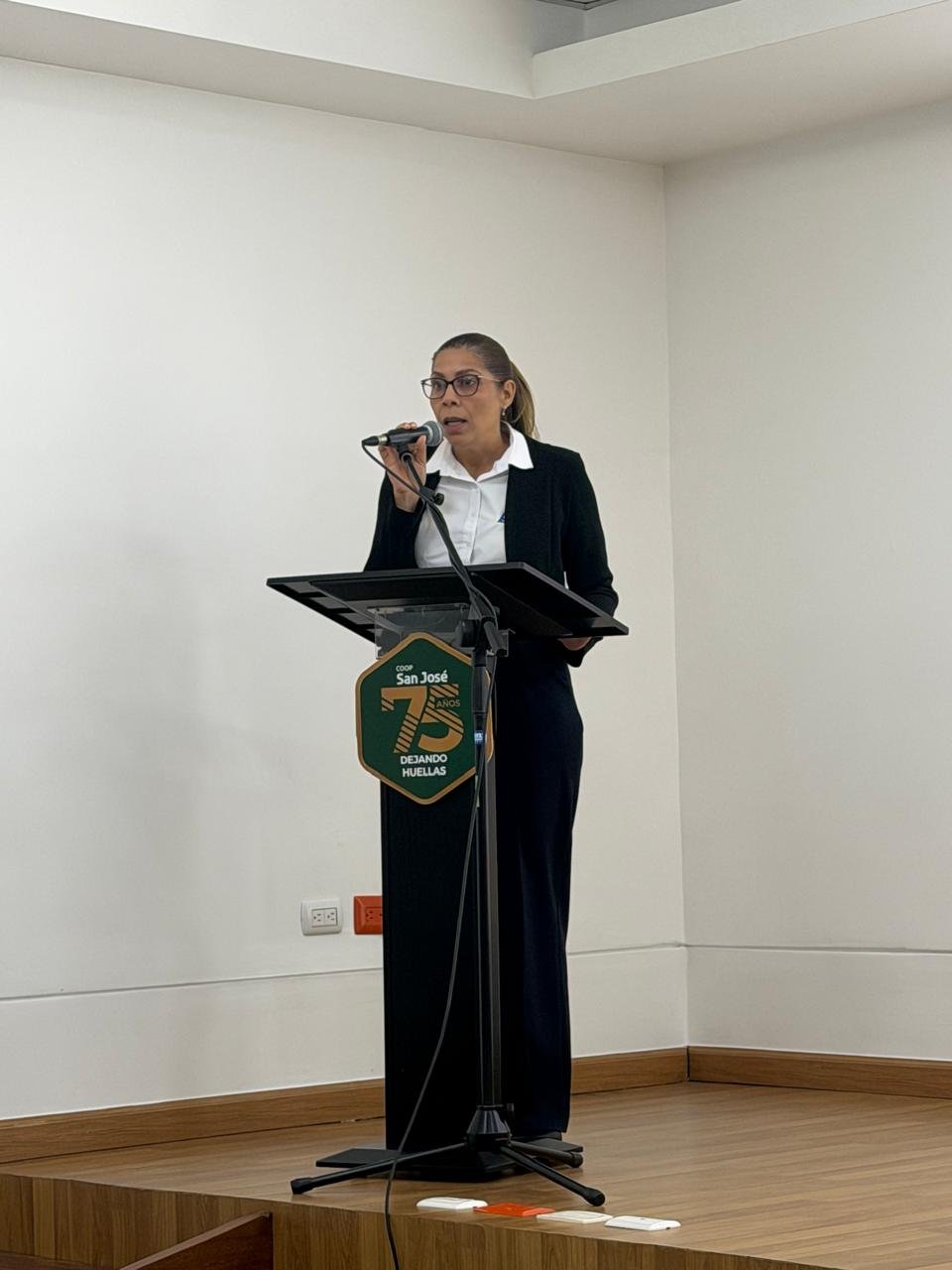 La vinculadora del centro, Yasmina Olivo, dirigiéndose a las empresas