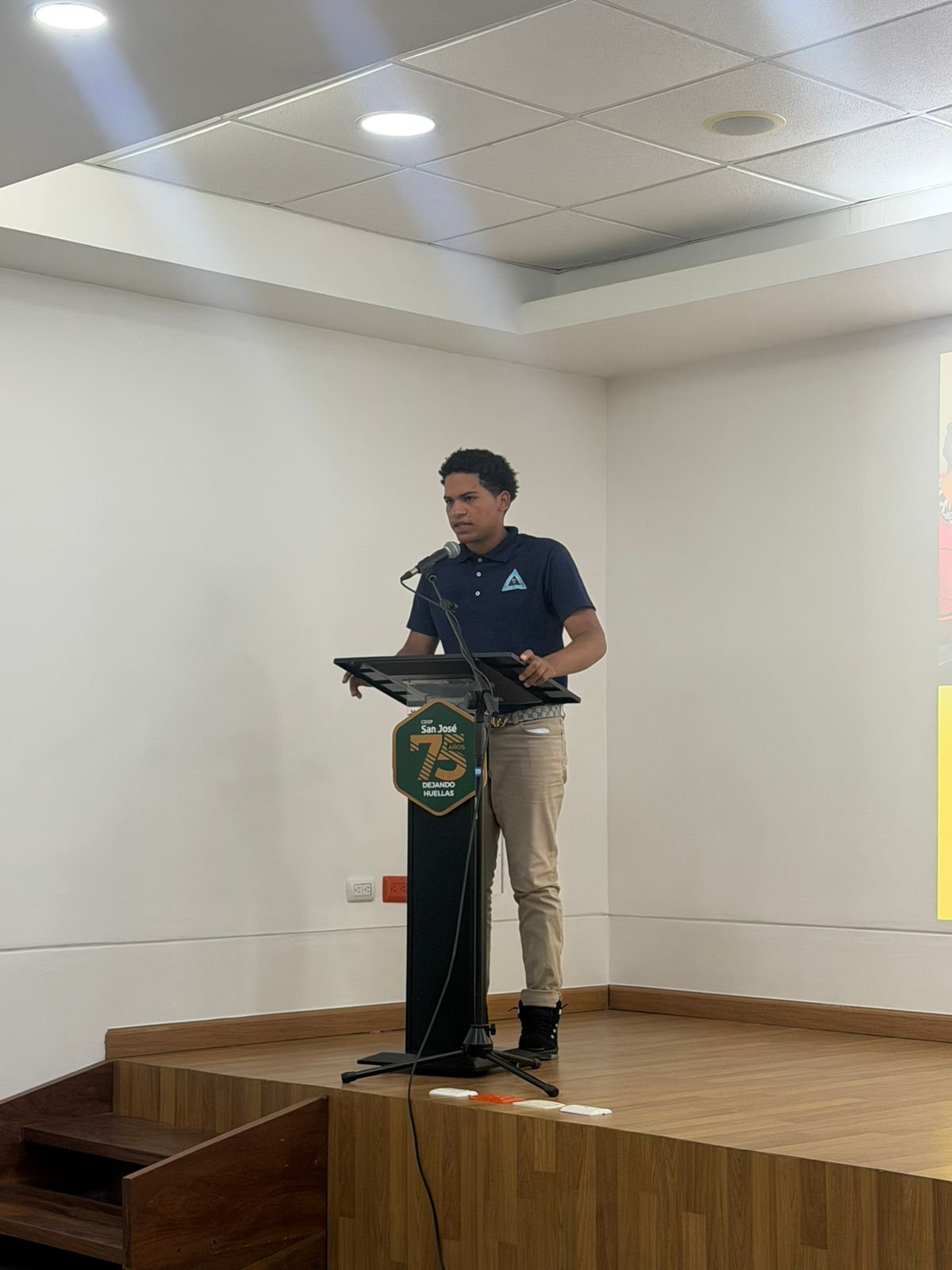 El pasante Yewison Clime comparte su experiencia en el centro de trabajo