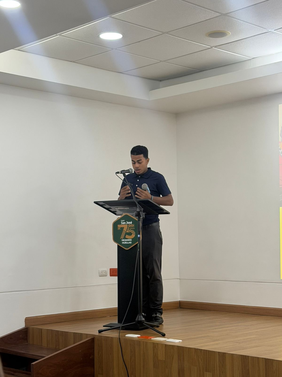 El pasante Hansel Marcelino comparte su experiencia en el centro de trabajo