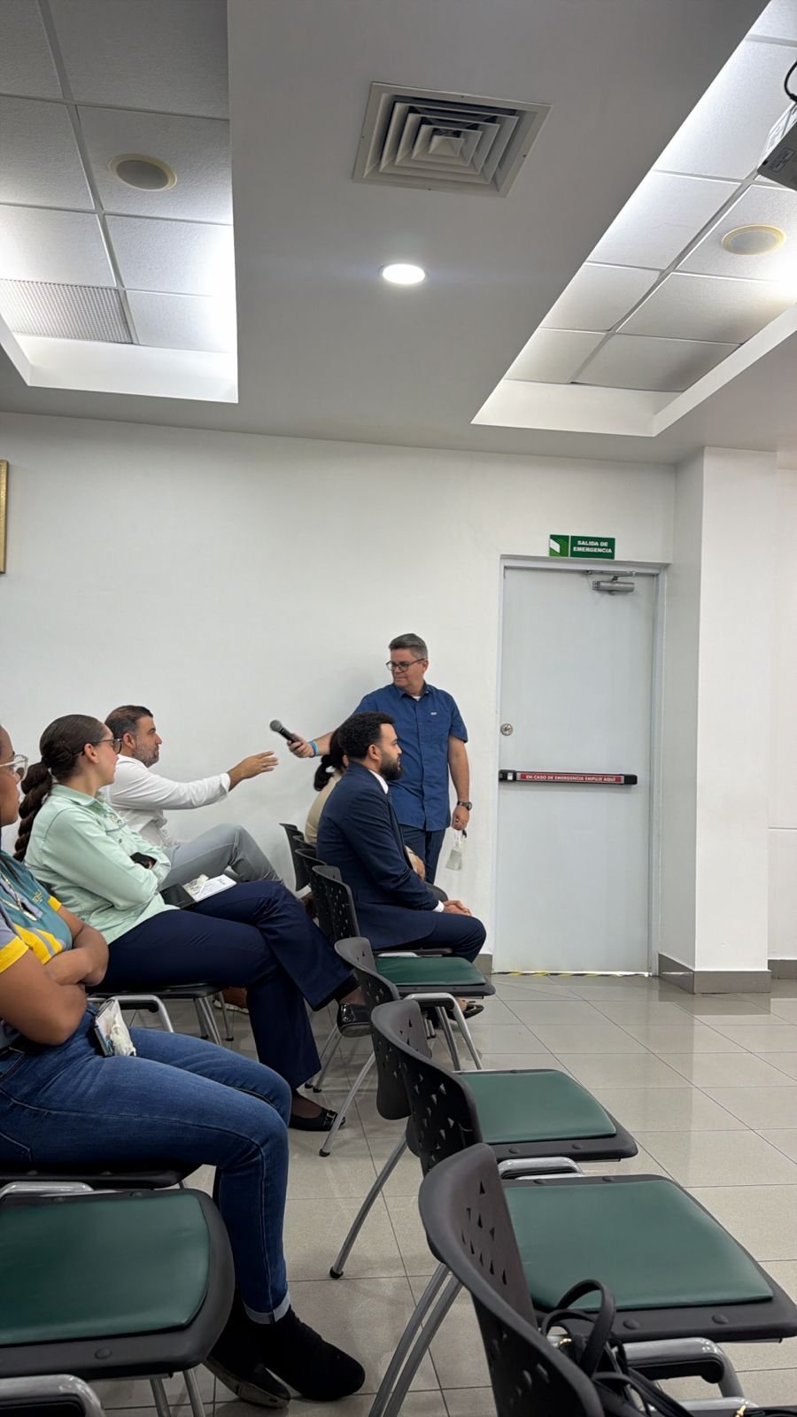 Representantes de las empresas participan con preguntas y comentarios durante el encuentro