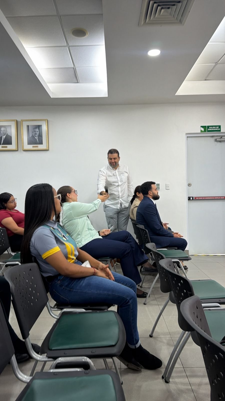 Un representante empresarial interviene durante el encuentro