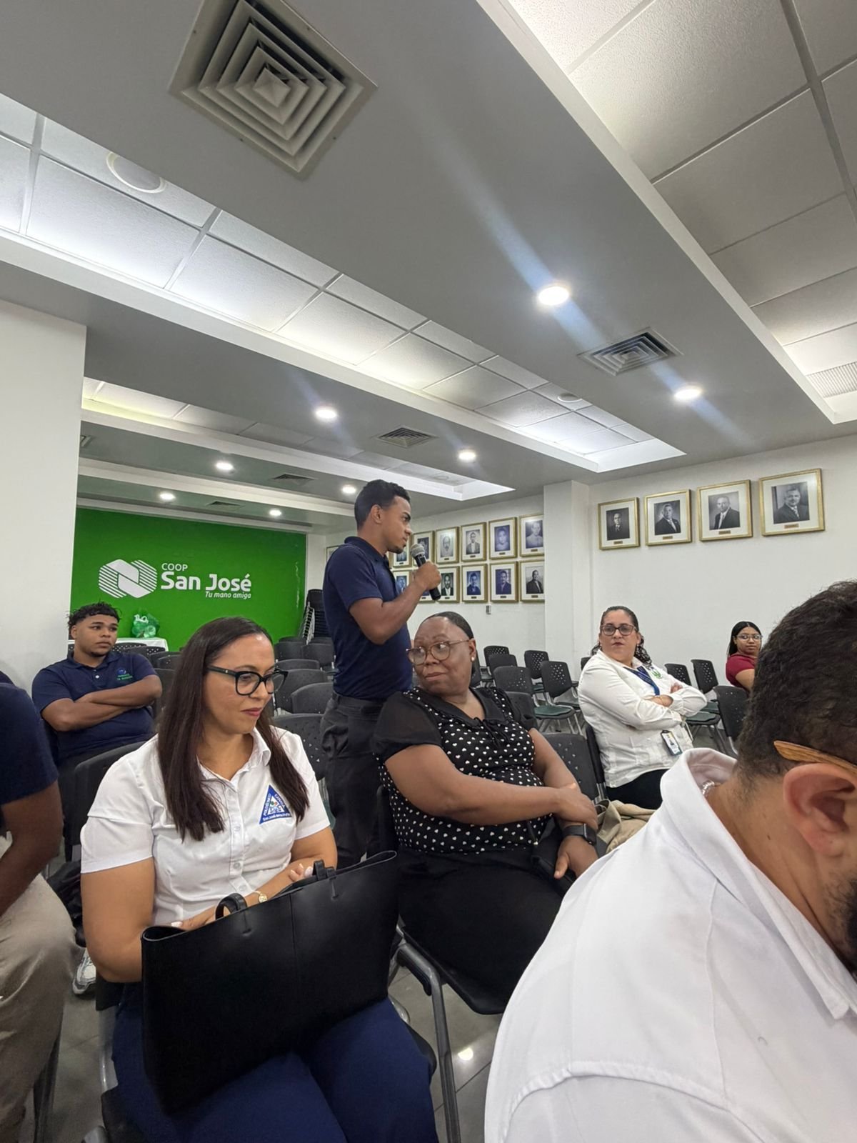 Un estudiante pasante toma la palabra ante representantes de las empresas y docentes