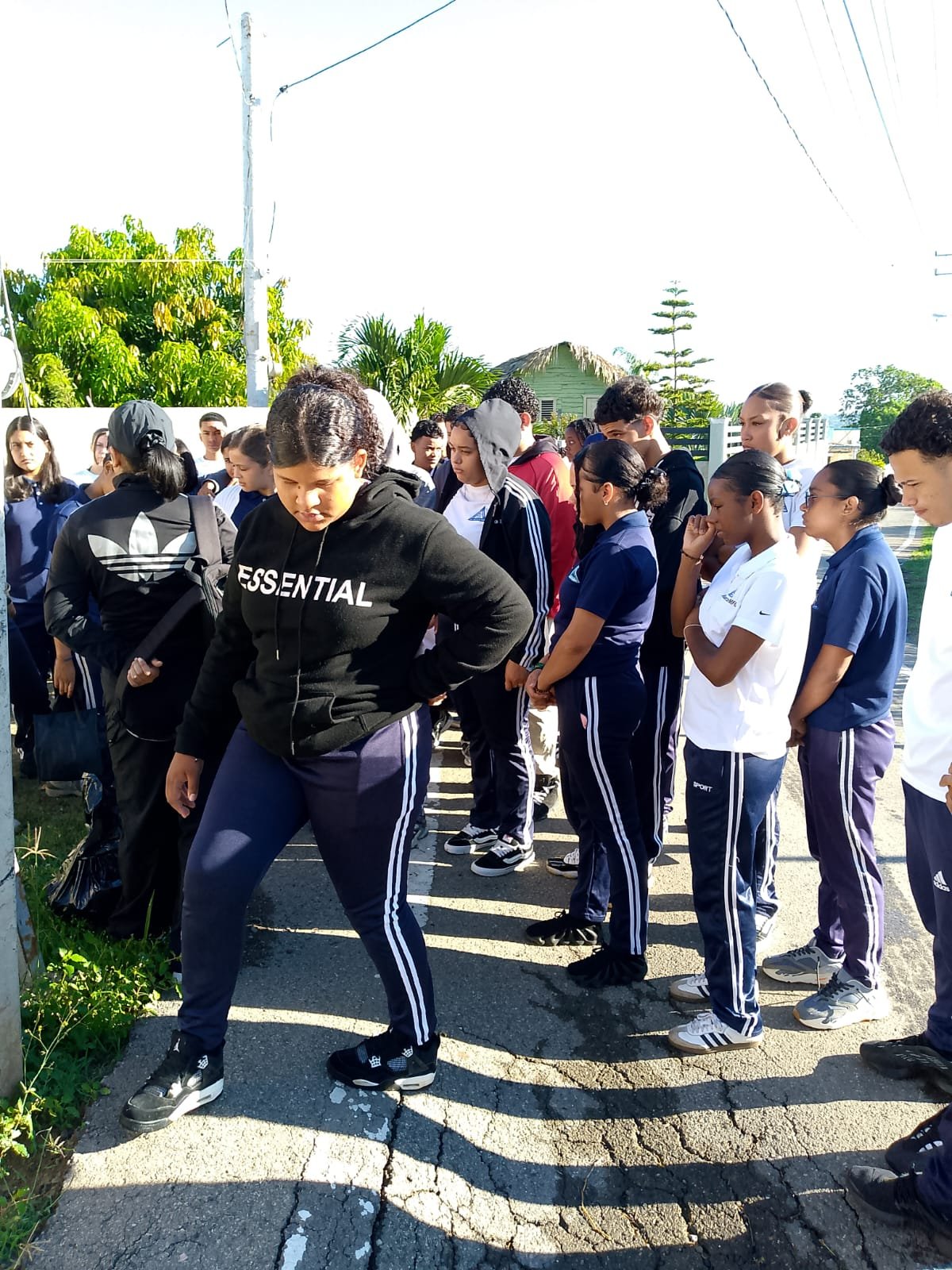 Estudiantes limpian la orilla de la carretera durante la jornada de saneamiento