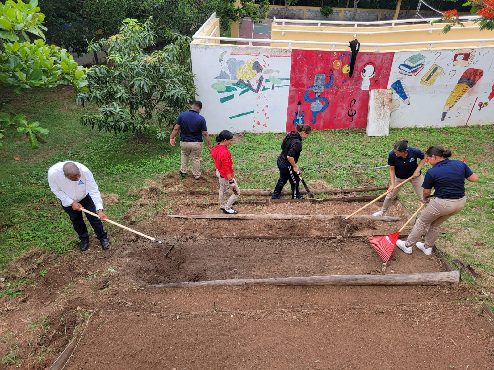 Estudiantes trabajando en el huerto escolar