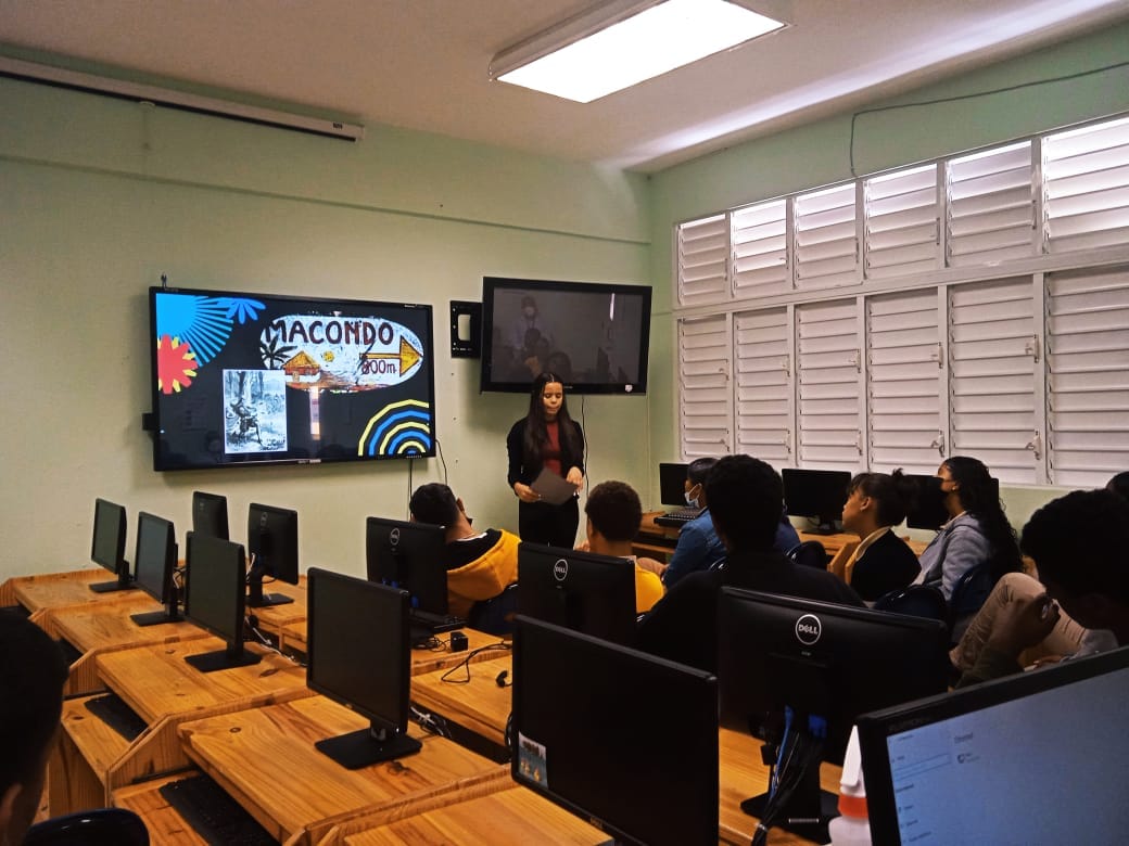 Estudiantes en un aula de computadoras del Politécnico Canadá